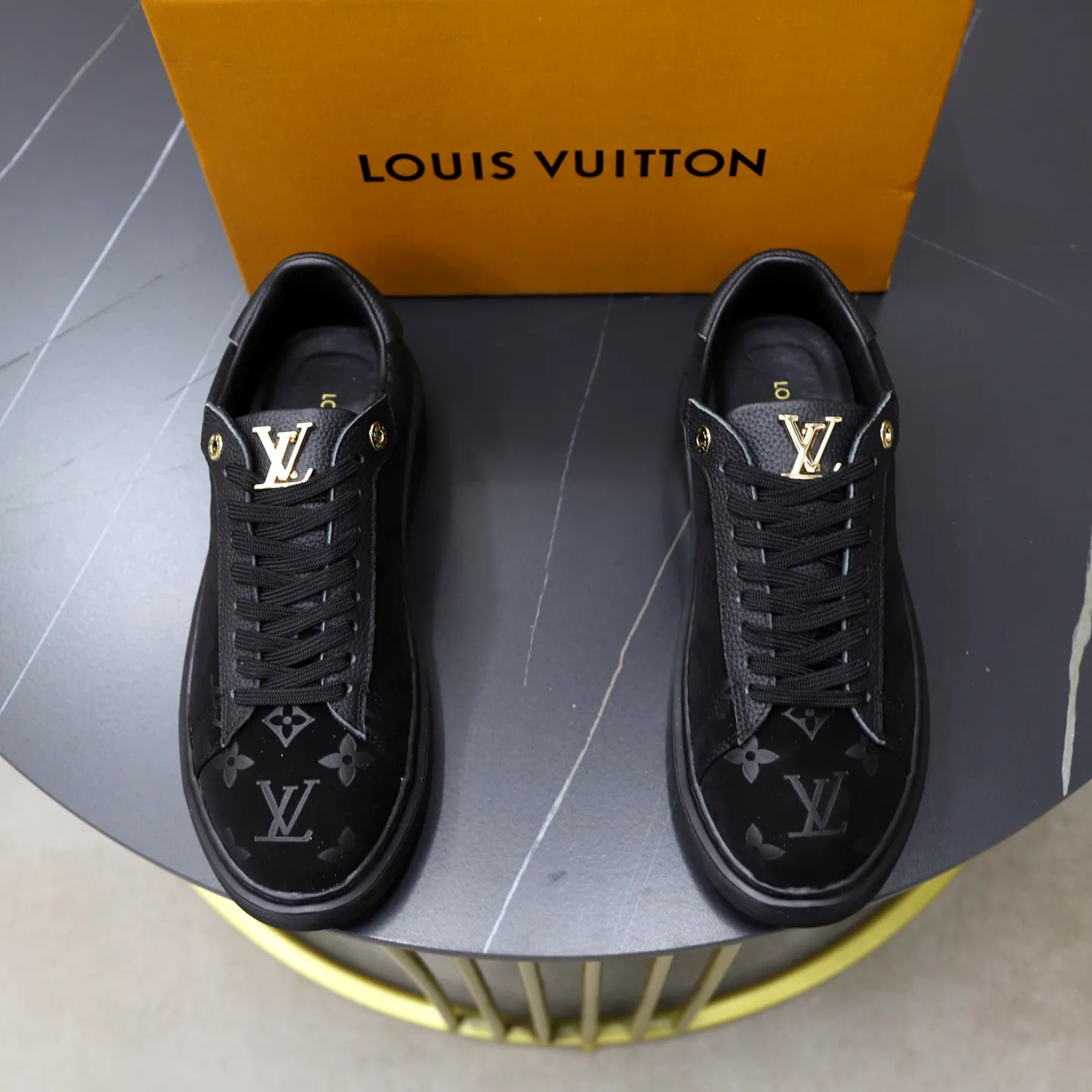 Ex-factory price: 440💰🙅‍♂️🙅‍♂️🙅‍♂️ Brand: LV Louis Vuitton Standard code: 38-44 (45 customized) Grade: Same as the official website Material: Original material splicing Comfortable and breathable lining Lightweight and wear-resistant sports outsole Style category: Men's fashion casual shoes Running sneakers Distinguished luxury brand elements Top luxury Color: actual picture color